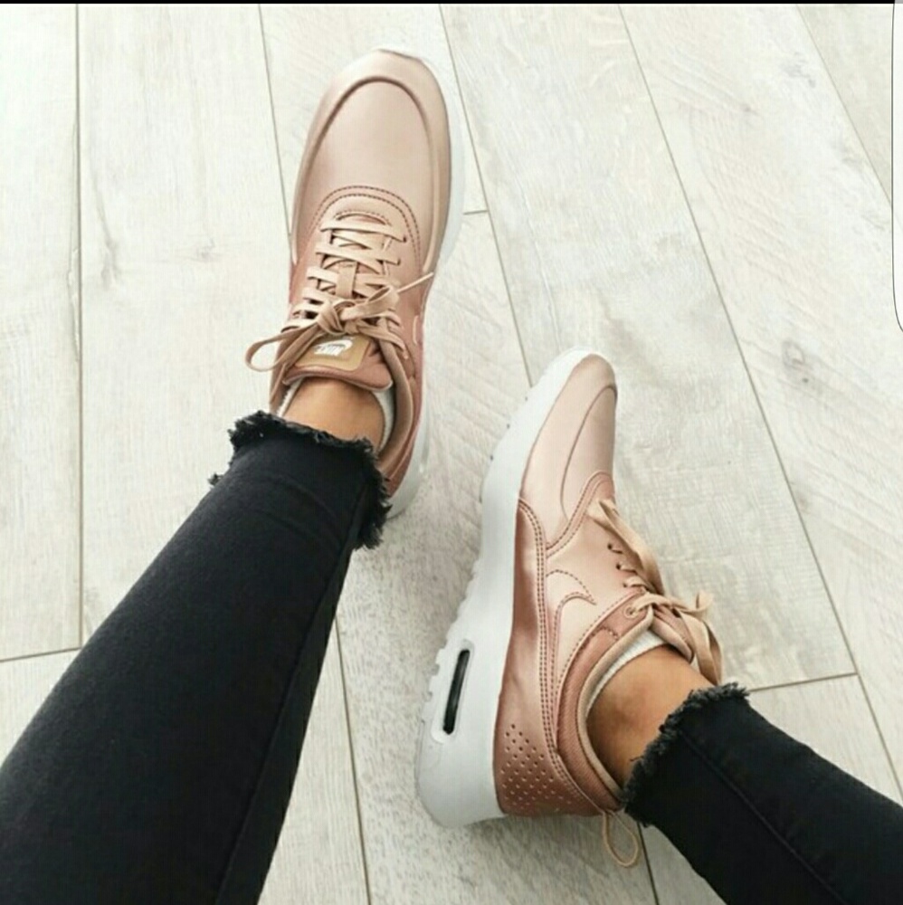 Nike Thea 8.5 Mettalic rise